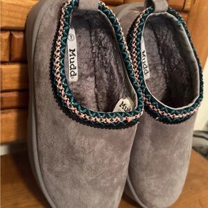 Mudd Gray Slip-Ons with Vibrant Trim